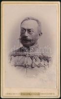 cca 1899-1890 Cs. és Kir. altábornagy potréfényképe, keményhátú fotó, Znaim, Georg Fischer műterméből, a hátoldalán ajándékozási sorokkal, 10x6 cm