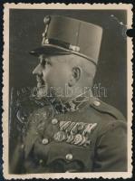 cca 1920-1940 Tisztviselő altiszt portréfotója, kitüntetésekkel, fotó, a felületén bélyegzéssel, szakadt, a szélén hiánnyal, 8x6 cm