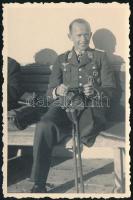 cca 1945 Wilhelm Weissberg (1914-2006) német légvédelmi őrnagy, amputált lábbal, kitüntetésekkel, vaskereszt lovagkeresztjével, arany sebesülési jelvénnyel, 8x5 cm