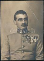 cca 1914-1918 I. világháborús katonatiszt portréfotója, vaskorona renddel, Lipót-renddel, és más kitüntetésekkel, törésnyommal az egyik sarkán, 8x6 cm