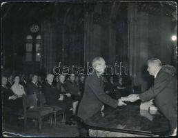 1964 Bp., Magyar Népköztársaság Elnöki Tanácsa munka érdemrendet adományozó oklevele, valamint egy f...