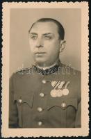 cca 1930-1940 Klie József hadbíró százados fotója, kitüntetésekkel, 9x6 cm