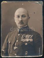 1922 vitéz Falka (Falk) Ferenc (1883-1961) vezérőrnagy, csendőrségi tiszt, számos kitüntetéssel (Lipót-rend, Vaskorona-rend, Vitézi-jelvény, Vaskereszt), fotó kartonon, kopásnyomokkal, 8x6 cm