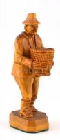 Férfi kosárral, fa szobor, sérült, m: 16,5 cm
