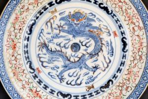 Nagy, vegyes porcelán és üveg tétel: porcelán fűszer és tojástartó, csészék, aljjal, jelzett kínai t...