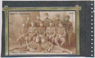 1918-1921 Nemzeti hadsereg altisztjeinek fotója, kartonon, feliratozva, érdekes egyenruházattal (1922), a karton hátoldalán a József-szanatóriumban (1918) készült csoportkép, közte vasutasokkal, 9x13 cm