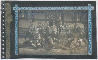 1918-1921 Nemzeti hadsereg altisztjeinek fotója, kartonon, feliratozva, érdekes egyenruházattal (192...