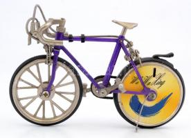 1 db bicikli alakú öngyújtó, m: 10 cm, h: 13 cm, nem kipróbált