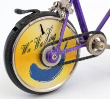 1 db bicikli alakú öngyújtó, m: 10 cm, h: 13 cm, nem kipróbált