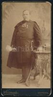 cca 1900 Díszmagyaros tisztviselő, szablyás portréfotója, kitüntetéssel, keményhátú fotó, Bp., Kozmata, kopásnyomokkal, 20x11 cm