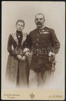 cca 1910 Cs. és Kir. ezredes portréfotója a feleségével, kitüntetéssel, karddal, Bécs, A. Huber műterméből, 16x10 cm