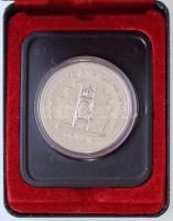 Kanada 1977. 1D Ag "II. Erzsébet / Ezüstjubileum" dísztokban T:1 Canada 1977. 1 Dollar Ag ...