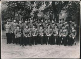 cca 1930-1940 Katonai orvosi vezetői kar fotója, számos magas rangú katonatiszttel, tábornokokkal, közte az alsó sorban balról 3. Dr. Franz Géza vezérőrnagy, 4. dr. Demkő Antal vezérőrnagy, 5. Dr. vitéz Nagymarosy Rezső vezérőrnagy, a hátoldalon feliratozva, 17x23 cm