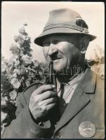 cca 1950 Soltszentimre, Veres Miklós mezőőr fotója, jelvénnyel, a hátoldalán jegyzettel, 24x18 cm