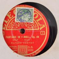 15 db gramofon lemez két tartóban. HMV