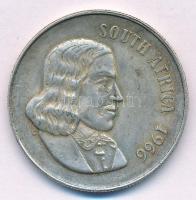 Dél-Afrika 1966.1R angol felirattal T:1- patina
South Africa 1966. 1 Rand Ag with English legend C:...