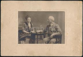 cca 1910 Cs. és Kir. ezredes, és felesége fotója, a férfin a Ferenc József-rend tisztikeresztjével, a felületén karcolásokkal,10x14 cm