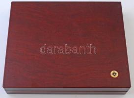 "Leuchtturm" mahagóni éremtartó kazetta, benne kettő darab tálca, összesen 32 férőhellyel ...