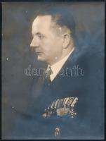 cca 1930-1940 Civil ruhás férfi fotója, I. világháború kitüntetésekkel, vitézi jelvénnyel,22x17 c,
