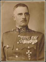 cca 1930-1940 Dr. vitéz Damassy Farkas csendőr tábornok fotója, rengeteg kitüntetéssel, a sarkán törésnyommal, 22x16 cm