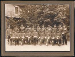 cca 1920-1930 Katonatisztek/törzstisztek csoportképe, kitüntetésekkel, karddal, fotó kartonon, 17x23 cm