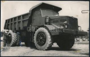 cca 1960 Szovjet 25-40 tonnás billentős teherautó, fotó, a hátoldalán felirattal, a felületén folttal, 13x21 cm