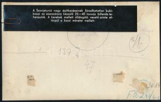 cca 1960 Szovjet 25-40 tonnás billentős teherautó, fotó, a hátoldalán felirattal, a felületén foltta...