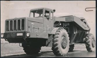 cca 1960 Szovjet nyerges vontató teherautó, a hátoldalán felirattal, pecséttel, 13x22 cm