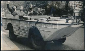 cca 1960 Kétéltű autó fotója, London, Keystone, a hátoldalán pecséttel jelzett, 11x19 cm