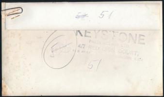 cca 1960 Kétéltű autó fotója, London, Keystone, a hátoldalán pecséttel jelzett, 11x19 cm