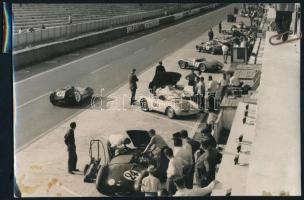 1957 Le Mans-i 24 órás verseny, előkészületek az induláshoz, az előtérben a Stoop fivérek Frazer Nash kocsije, 1957. június, London, Keystone, a hátoldalán pecséttel, feliratozva, a felületén folttal, 12x17 cm