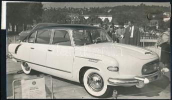 cca 1960 Tátra 603 személygépkocsi, Bp., Herendi Viktor, a hátoldalán pecséttel jelzett, 10x17 cm