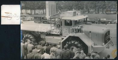 cca 1960 A francia Berliet-gyár 150 tonnás teherautója, Paris, Intercontinantale, a hátoldalon pecséttel és felirattal, felületén kis folttal, 9x15 cm