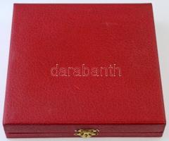 Asszonyi Tamás (1942-)1979. "Szovjet-magyar közös űrrepülés" emlékplakett tokban, peremen ...