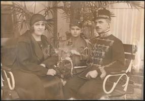 cca 1920-1930 Katonatiszt családjával, fotó, 16×23 cm