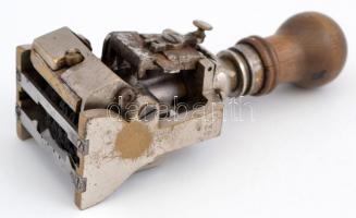 Régi fém pecsétnyomó, fa nyéllel, sorszámozáshoz, 15x5 cm