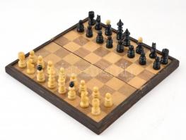 Fa sakktábla, 36 figurával, hiányos zárókapoccsal, 25×25 cm