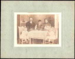 cca 1910 Dunabogdányi sváb család a családi asztalnál, fotó kartonon, 13x17 cm