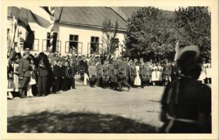 1940 Bethlen, Beclean; bevonulás, országzászló / entry of the Hungarian troops, Hungarian country flag. photo