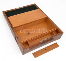 Fa doboz rekeszekkel, fém szegéllyel, kulcs nélkül, hibákkal, 37×24×12 cm