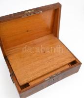 Fa doboz rekeszekkel, fém szegéllyel, kulcs nélkül, hibákkal, 37×24×12 cm