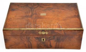 Fa doboz rekeszekkel, fém szegéllyel, kulcs nélkül, hibákkal, 37×24×12 cm