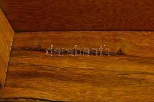 Fa doboz rekeszekkel, fém szegéllyel, kulcs nélkül, hibákkal, 37×24×12 cm