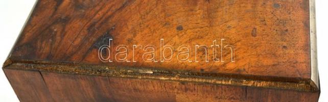 Fa doboz rekeszekkel, fém szegéllyel, kulcs nélkül, hibákkal, 37×24×12 cm