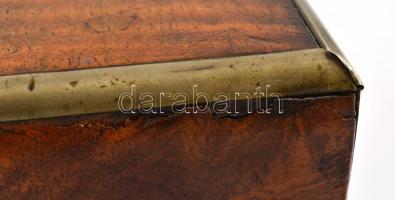 Fa doboz rekeszekkel, fém szegéllyel, kulcs nélkül, hibákkal, 37×24×12 cm