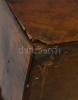 Fa doboz rekeszekkel, fém szegéllyel, kulcs nélkül, hibákkal, 37×24×12 cm