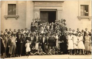 1931 Dombóvár, csoportkép a templom előtt. Koncz Foto, photo