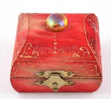 Kis bizsu ékszer tétel (medál, bross, nyaklánc), dobozkában, 7×7×4 cm