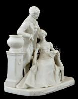 Udvarlás, biszkvit porcelán figurapár, jelzés nélkül, kis kopásnyomokkal, m: 18 cm