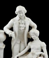 Udvarlás, biszkvit porcelán figurapár, jelzés nélkül, kis kopásnyomokkal, m: 18 cm